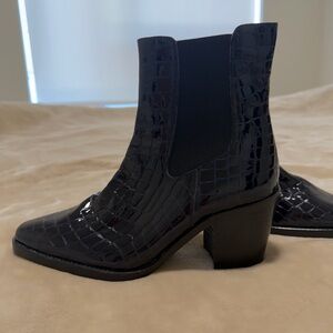 Elegant Black Croc-Patterned Ankle Booties